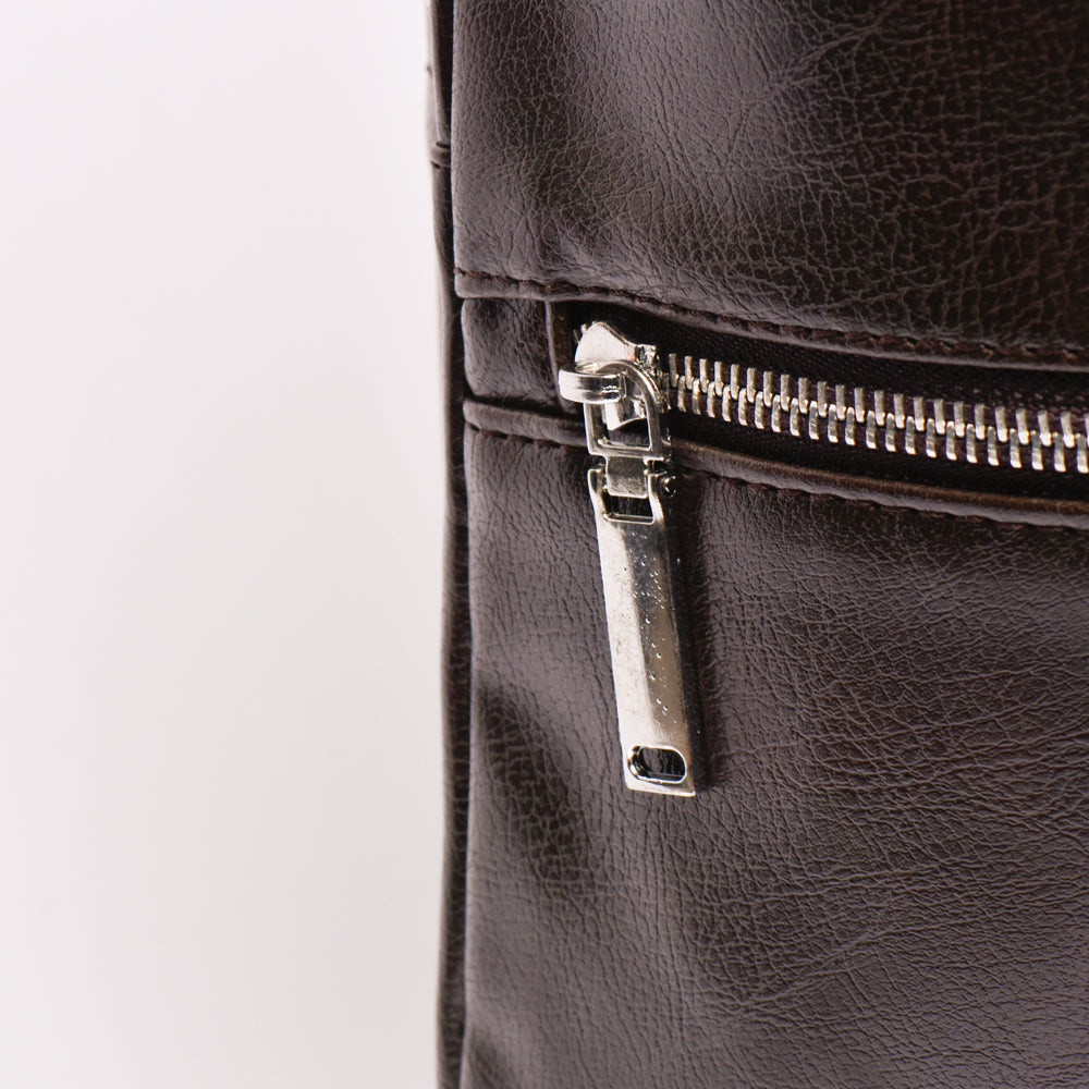 Sac à dos en cuir marron noirci
Référence : 6601