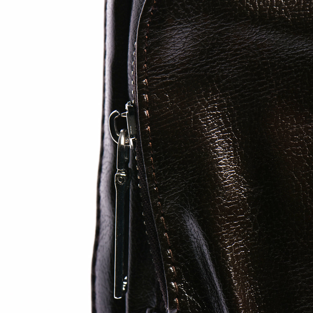 Sac à dos en cuir marron noirci avec multiples compartiments