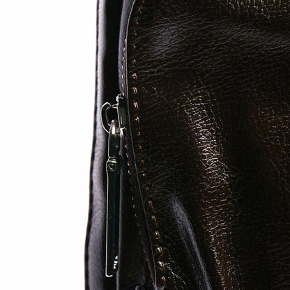 Sac à dos en cuir marron noirci avec multiples compartiments