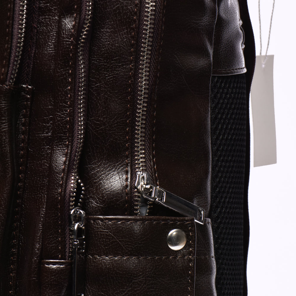 Sac à dos en cuir marron noirci avec multiples compartiments