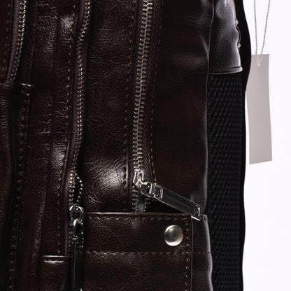 Sac à dos en cuir marron noirci avec multiples compartiments