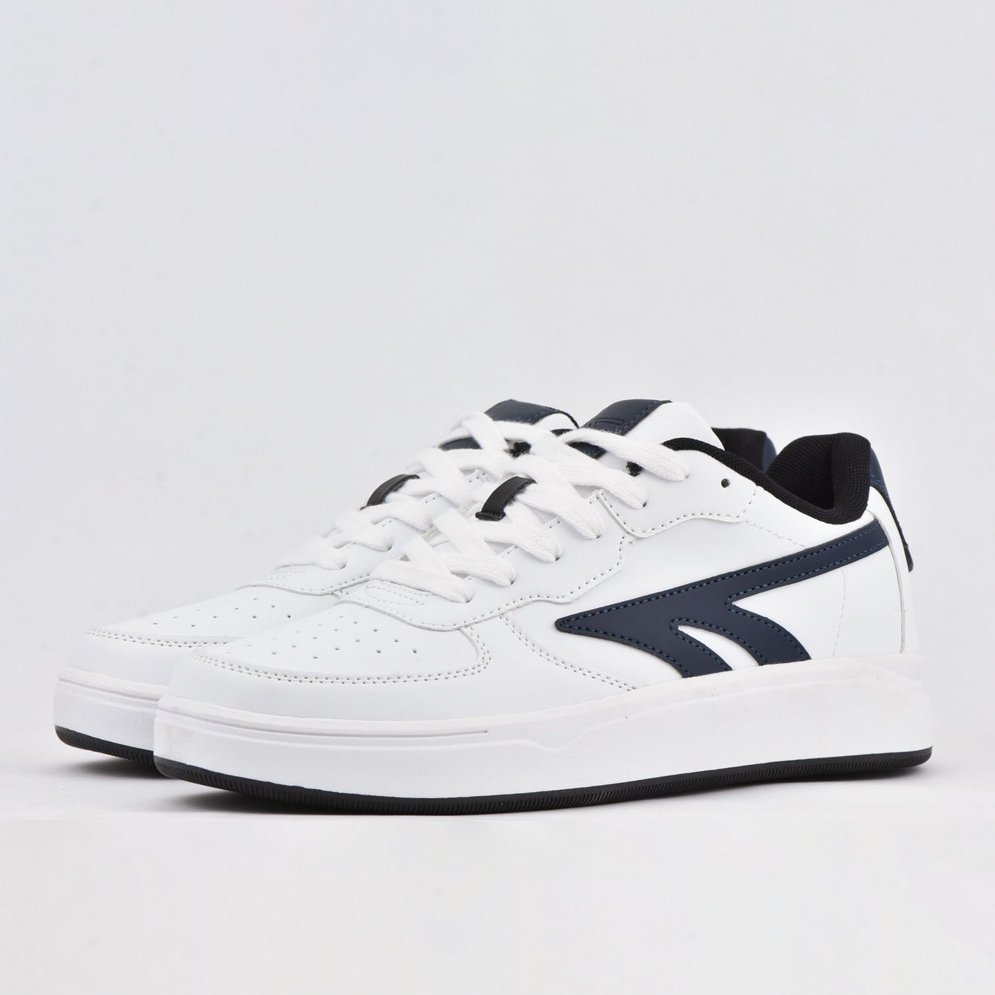 VASITY COURT WHITE/NAVY/BLACK HI TEC
Référence : S013767
