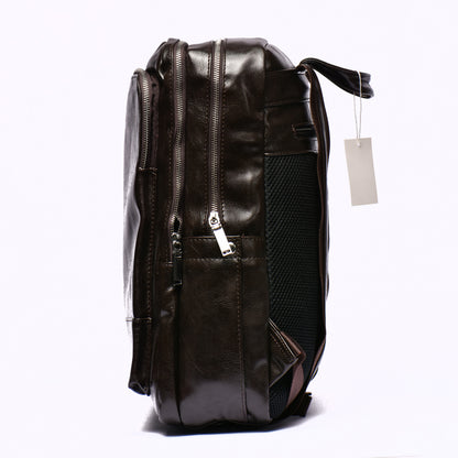 Sac à dos en cuir marron noirci avec multiples compartiments